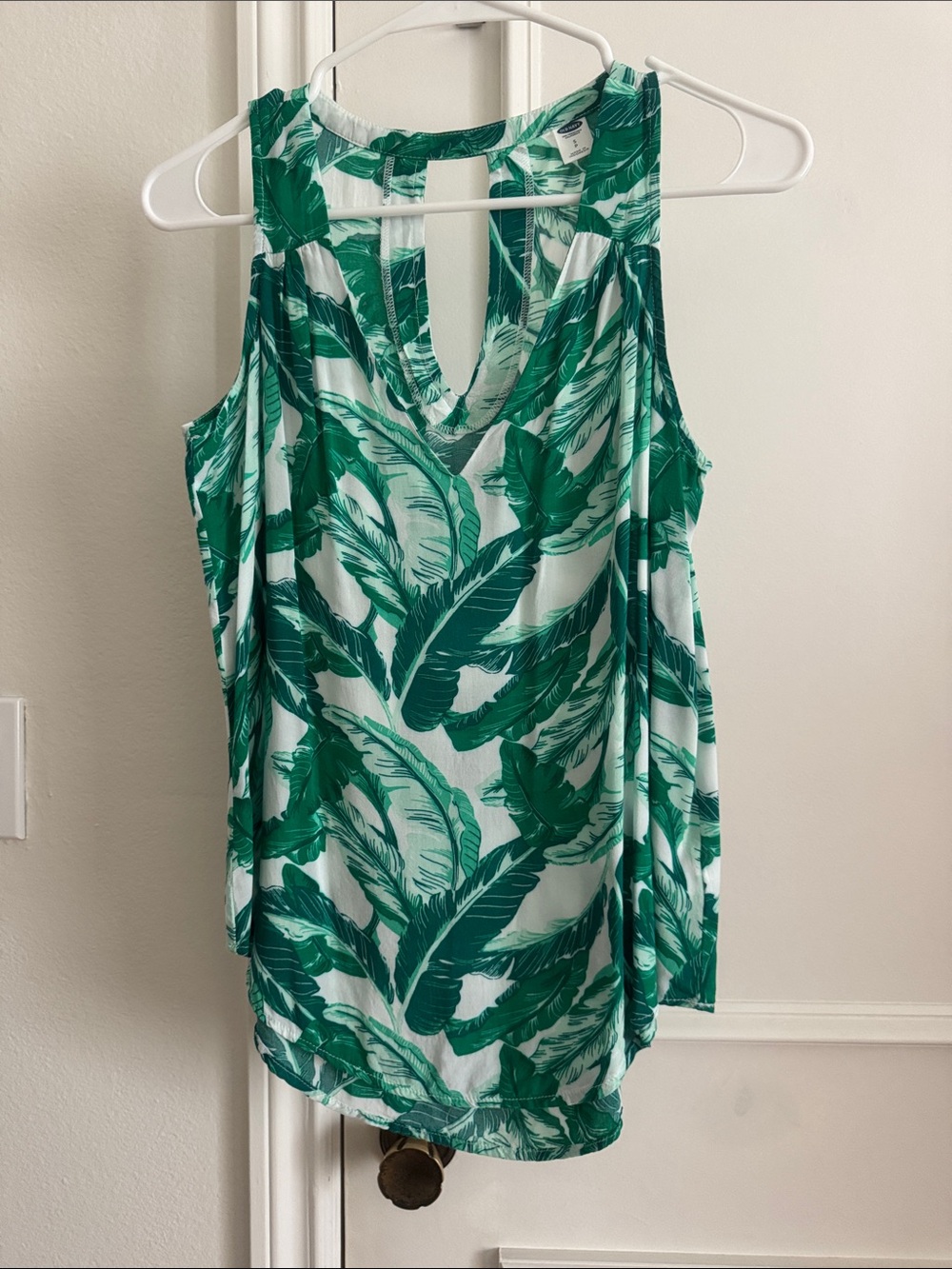Old Navy Green Leaf Print Sleeveless Top with Keyhole design in the back